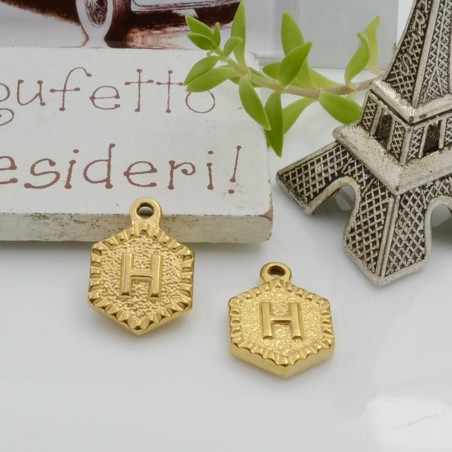 Ciondolo medaglia esagonale lettera H in acciaio oro 17x12mm 1pz Gioie d'Oriente