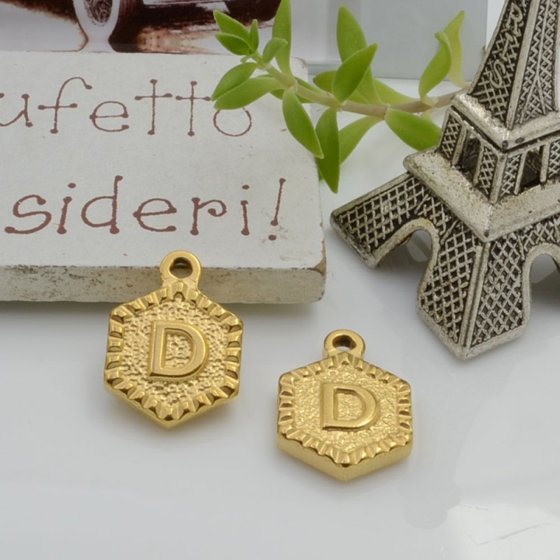 Ciondolo medaglia esagonale lettera D in acciaio oro 17x12mm 1pz Gioie d'Oriente