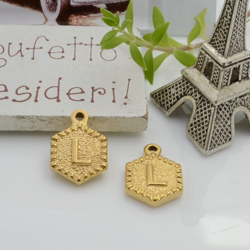 Ciondolo medaglia esagonale lettera L in acciaio oro 17x12mm 1pz Gioie d'Oriente