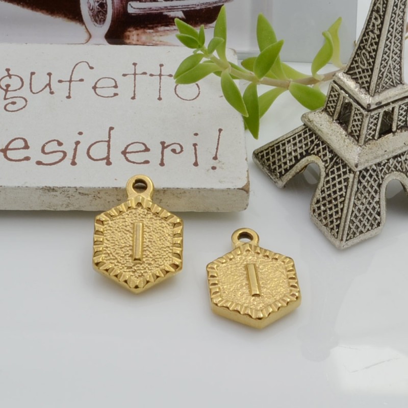 Ciondolo medaglia esagonale lettera I in acciaio oro 17x12mm 1pz Gioie d'Oriente