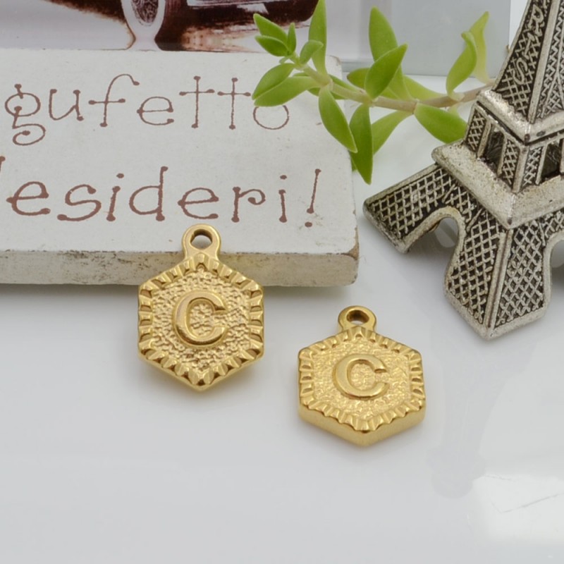 Ciondolo medaglia esagonale lettera C in acciaio oro 17x12mm 1pz Gioie d'Oriente