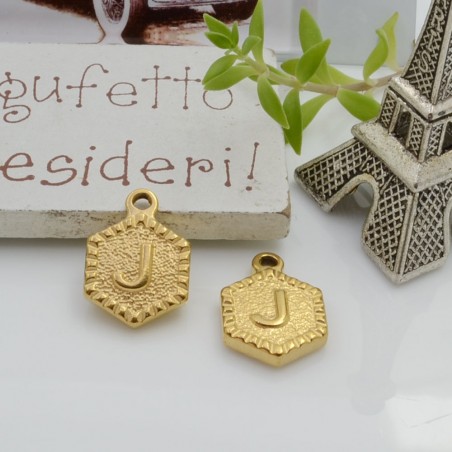 Ciondolo medaglia esagonale lettera J in acciaio oro 17x12mm 1pz Gioie d'Oriente