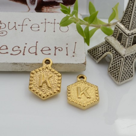 Ciondolo medaglia esagonale lettera K in acciaio oro 17x12mm 1pz Gioie d'Oriente