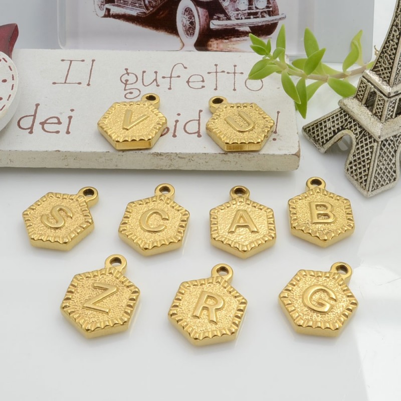 Ciondolo medaglia esagonale con letterina in acciaio colore oro 17 x 12 mm 1 pz per le tue creazioni!!