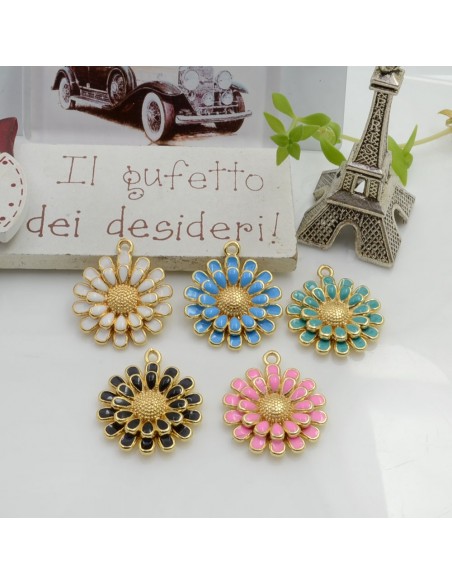 Ciondolo charm Fiore Margherita smaltata in ottone base oro 24 x 20 mm 1pz Gioie d'Oriente