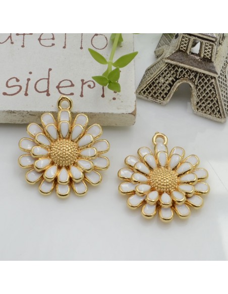 Ciondolo charm Fiore Margherita smaltata in ottone base oro 24 x 20 mm 1pz Gioie d'Oriente