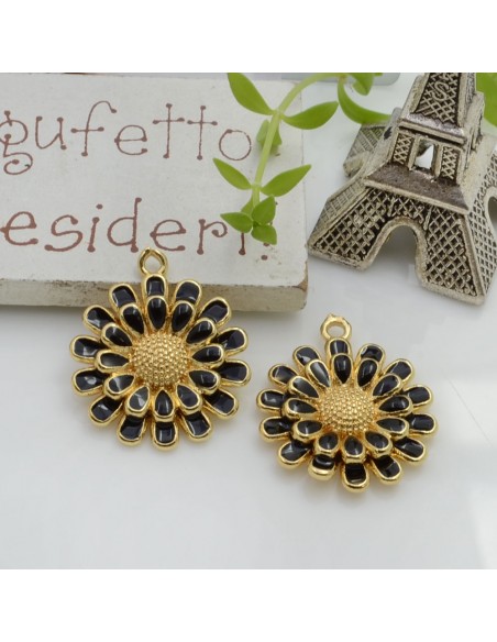 Ciondolo charm Fiore Margherita smaltata in ottone base oro 24 x 20 mm 1pz Gioie d'Oriente