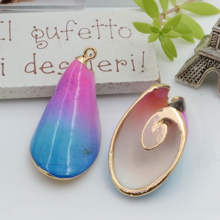 Ciondolo Conchiglia smaltata in vari colori con bordo placcato oro 39x19mm Gioie d'Oriente