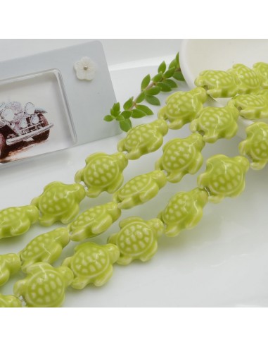 Filo perle a forma di tartaruga bombata in ceramica luminosa e smaltata colore verde mela 19 x 15 mm 20 pz cod 010