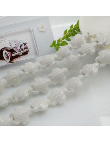 Filo perle a forma di tartaruga bombata in ceramica luminosa e smaltata colore bianco 19 x 15 mm 20 pz cod 015