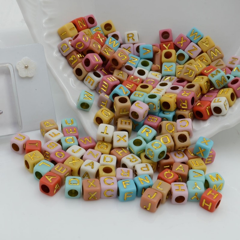 Perle a cubo con lettere oro in plastica colorata 5.5mm 500pz bigiotteria GDO | Gioie d'Oriente