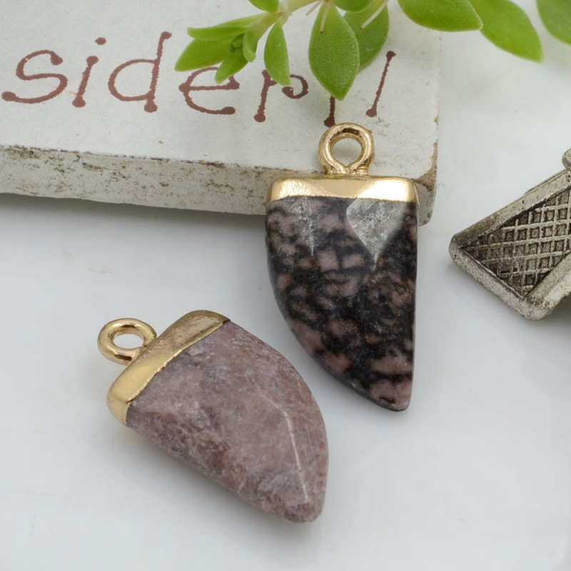 Ciondolo pendente forma corno di pietra dura rodonite 20 x 10 mm 1 pz con bordo dorato in ottone per le tue creazioni!!