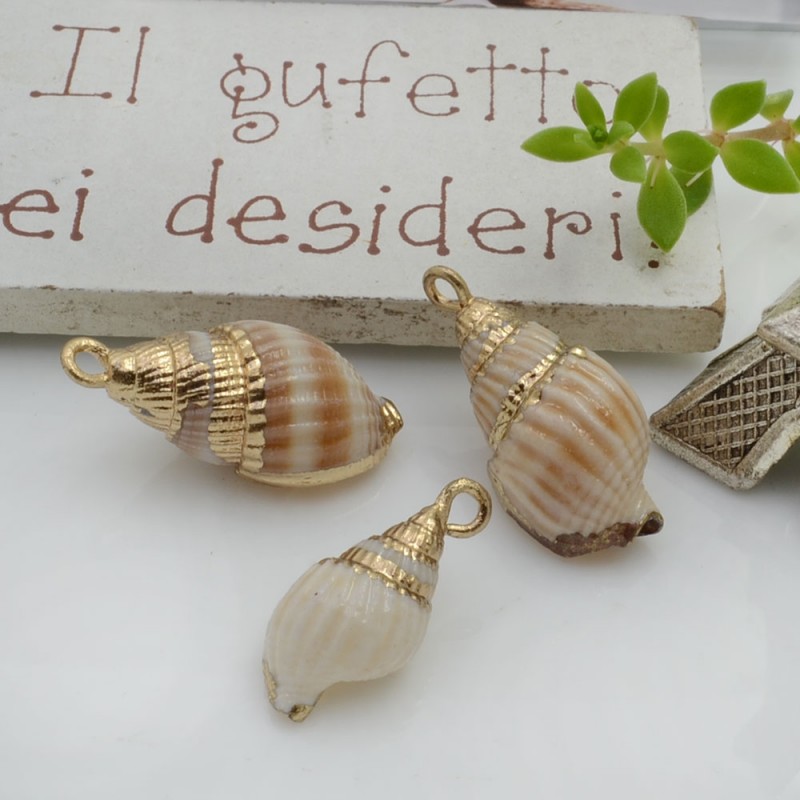 Ciondolo Conchiglia con bordo placcato oro in metallo circa 20 x 10 mm 1 pz per le tue creazioni!!!
