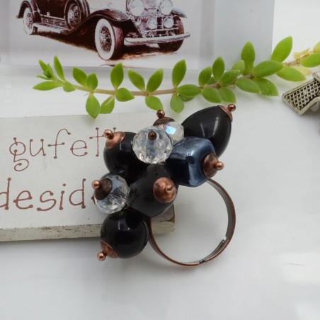 Kit per creare un anello regolabile, con perle in ceramica nero e base in ottone o rame, marchio Gioie d'Oriente.