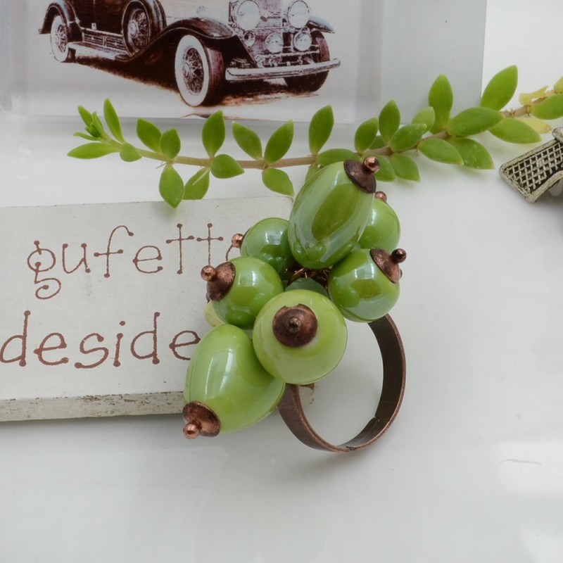 Kit per creare un anello regolabile, con perle in ceramica verde chiaro e base in ottone o rame, marchio Gioie d'Oriente.