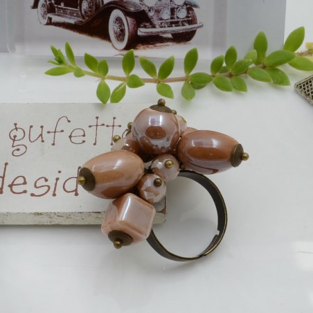 Kit per creare un anello regolabile, con perle in ceramica cammello e base in ottone o rame, marchio Gioie d'Oriente.
