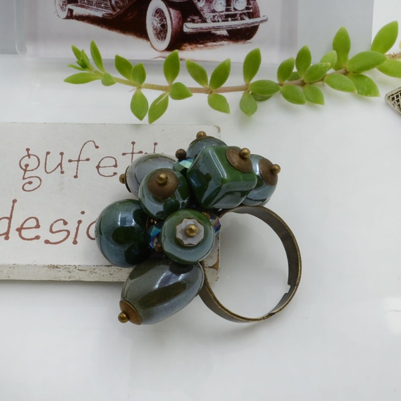Kit per creare un anello regolabile, con perle in ceramica verde militare e base in ottone o rame, marchio Gioie d'Oriente.