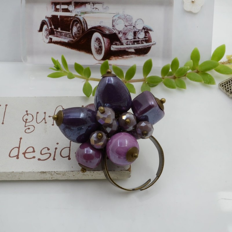 Kit per creare un anello regolabile, con perle in ceramica viola e base in ottone o rame, marchio Gioie d'Oriente.