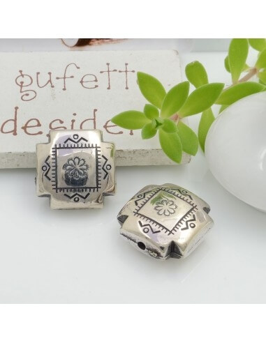 Inframezzi quadrati con fiore in resina argento 17 mm 4pz Gioie d'Oriente