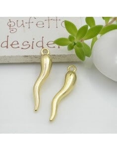 Ciondolo cornetto portafortuna in ottone dorato 32x6mm 1pz Gioie d'Oriente