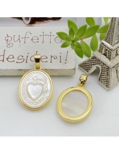 Ciondolo medaglia in madreperla con cuore sacro e croce base oro 24x17mm 1pz Gioie d'Oriente