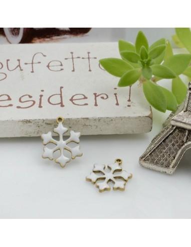 Ciondoli fiocco di neve bianco in ottone smaltato 11x9 mm 2pz Gioie d'Oriente