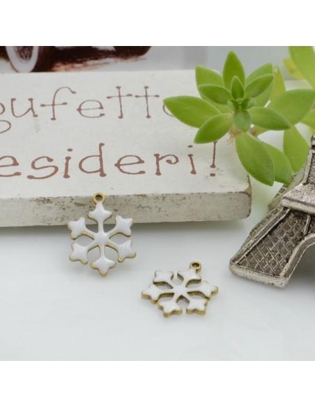 Ciondoli fiocco di neve bianco in ottone smaltato 11x9 mm 2pz Gioie d'Oriente