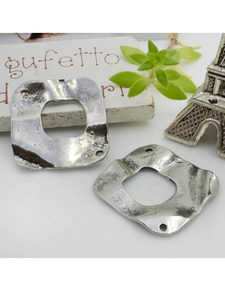 Connettore quadrato irregolare martellato in zama 23x25 mm 2pz Gioie d'Oriente
