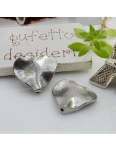 Distanziatore Cuore martellato in zama argento antico 17 x 20 mm 2pz Gioie d'Oriente