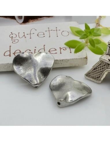 Distanziatore Cuore martellato in zama argento antico 17 x 20 mm 2pz Gioie d'Oriente