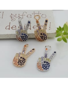 Ciondolo mano pace in ottone con zirconi multicolore 24x10mm 1pz Gioie d'Oriente