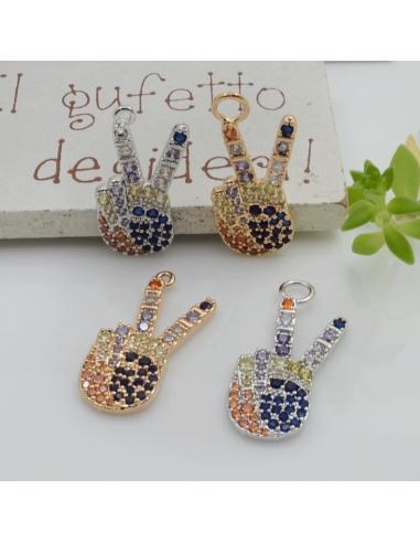 Ciondolo mano pace in ottone con zirconi multicolore 24x10mm 1pz Gioie d'Oriente