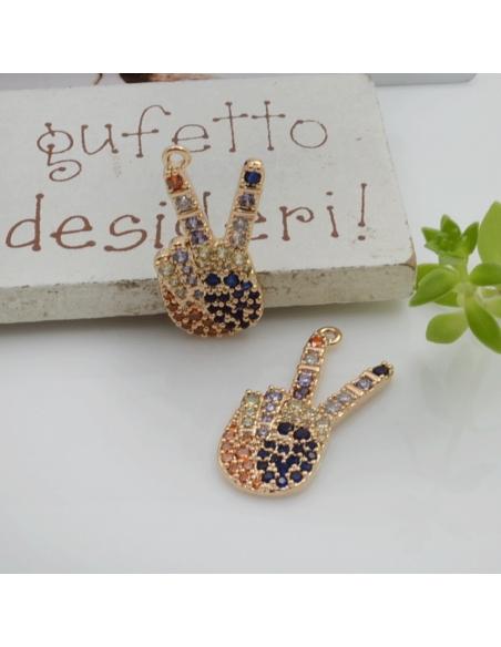 Ciondolo mano pace in ottone con zirconi multicolore 24x10mm 1pz Gioie d'Oriente