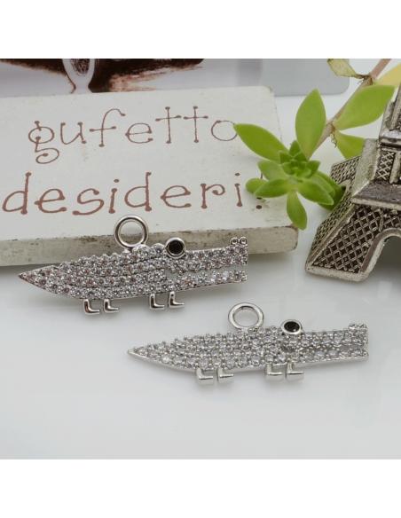 Ciondolo coccodrillo in ottone con zirconi bianchi 13x30mm 1pz Gioie d'Oriente