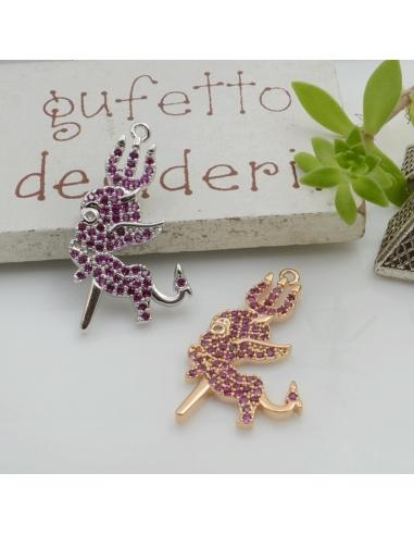 Ciondolo diavoletto in ottone con zirconi fucsia 23x13mm 1pz Gioie d'Oriente