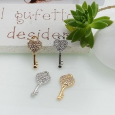 Ciondolo chiave cuore in ottone con zirconi 16x7mm 1pz Gioie d'Oriente