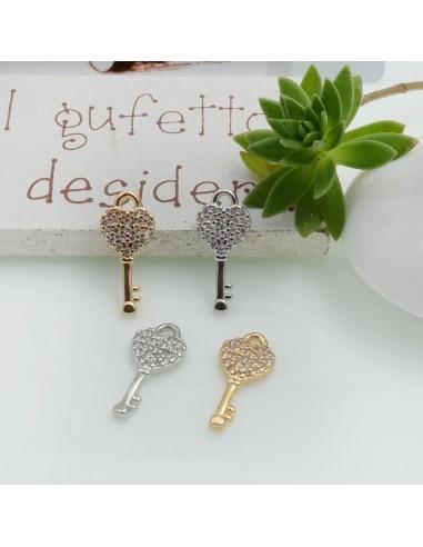 Ciondolo in ottone a forma di chiave con cuore con zirconi strass trasparenti