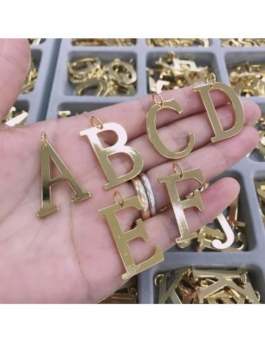 Ciondolo a forma di Lettera iniziale liscia in ottone oro circa 20x28mm 1pz | GDO