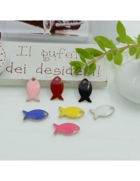 Ciondolo smaltato in ottone a forma di pesce, 13x7mm, per bijoux originali. Gioie d'Oriente: creatività e spedizioni veloci.