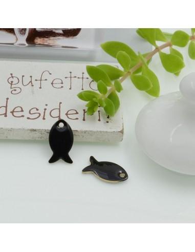 Ciondolo smaltato in ottone a forma di pesce, 13x7mm, per bijoux originali. Gioie d'Oriente: creatività e spedizioni veloci.