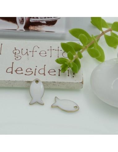 Ciondolo smaltato in ottone a forma di pesce, 13x7mm, per bijoux originali. Gioie d'Oriente: creatività e spedizioni veloci.