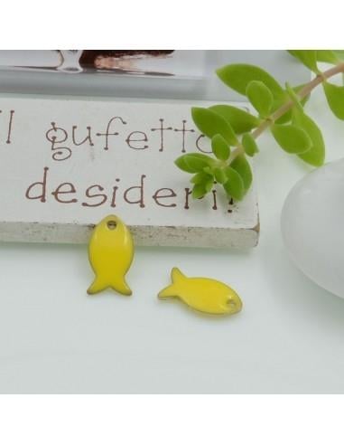Ciondolo smaltato in ottone a forma di pesce, 13x7mm, per bijoux originali. Gioie d'Oriente: creatività e spedizioni veloci.