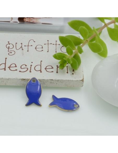 Ciondolo smaltato in ottone a forma di pesce, 13x7mm, per bijoux originali. Gioie d'Oriente: creatività e spedizioni veloci.