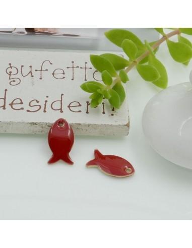 Ciondolo smaltato in ottone a forma di pesce, 13x7mm, per bijoux originali. Gioie d'Oriente: creatività e spedizioni veloci.