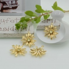 Ciondolo margherita in ottone dorato con strass 17x14mm 1pz Gioie d'Oriente
