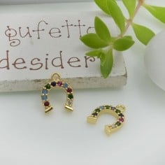 Ciondolo ferro di cavallo in ottone oro con strass multicolor 13x10mm 1pz Gioie d'Oriente