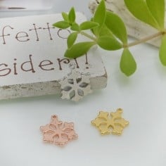 Ciondoli fiocco di neve in ottone smaltato 12x9mm 2pz Gioie d'Oriente