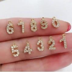 Ciondolo numero 0-9 in ottone oro con strass 8mm 1pz Gioie d'Oriente