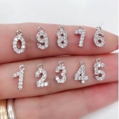 Ciondolo numero 0-9 in ottone rodio con strass 8mm 1pz Gioie d'Oriente