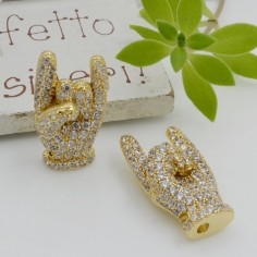 Ciondolo mano a corna oro in ottone con zirconi 13x24mm 1pz Gioie d'Oriente 2
